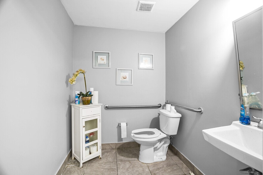 More Photos Of 8200-8358 NW 30th Ter, Doral Warehouse For Lease