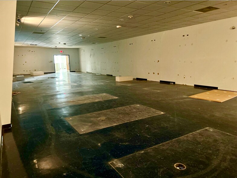 More Photos Of 760 Jim Wright Fwy, Fort Worth Showroom For Sale