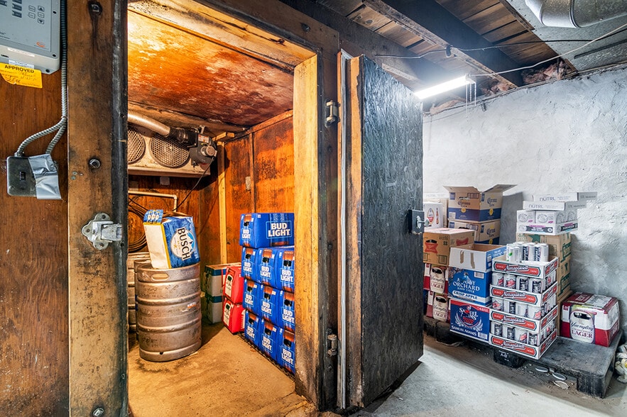 More Photos Of 104 Canal St, Blackstone Bar For Sale