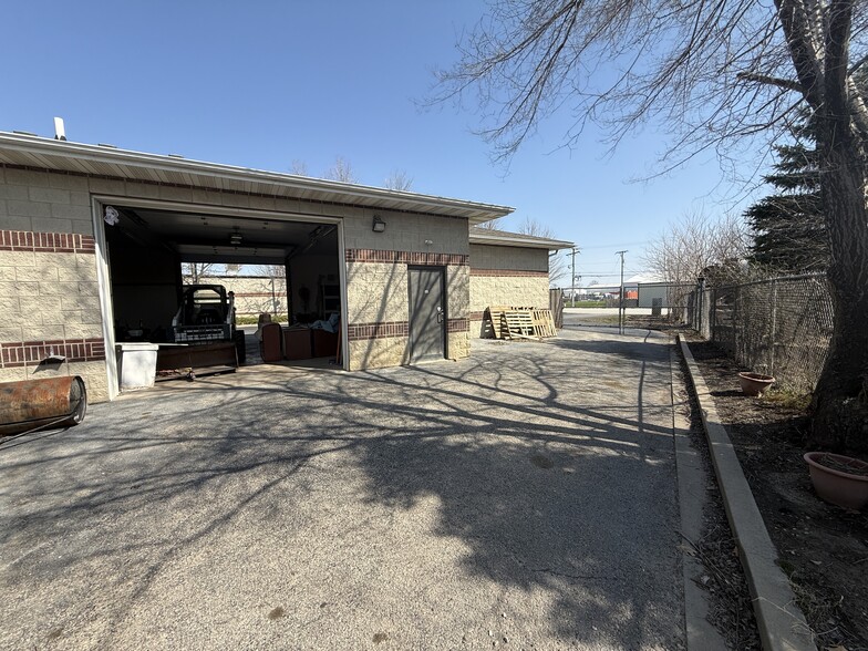 More Photos Of 1262 S Bridge St, Yorkville Service For Sale