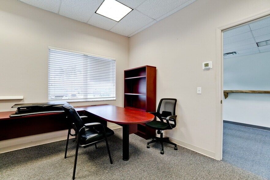 More Photos Of 2940-2946 University Pky, Sarasota Office For Lease