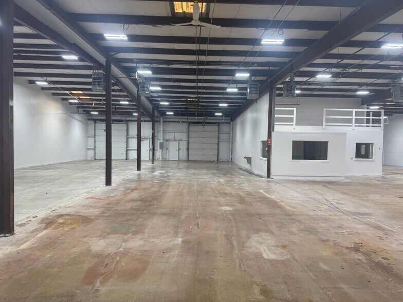 More Photos Of 211 Hartford Tpke, Tolland Warehouse For Lease