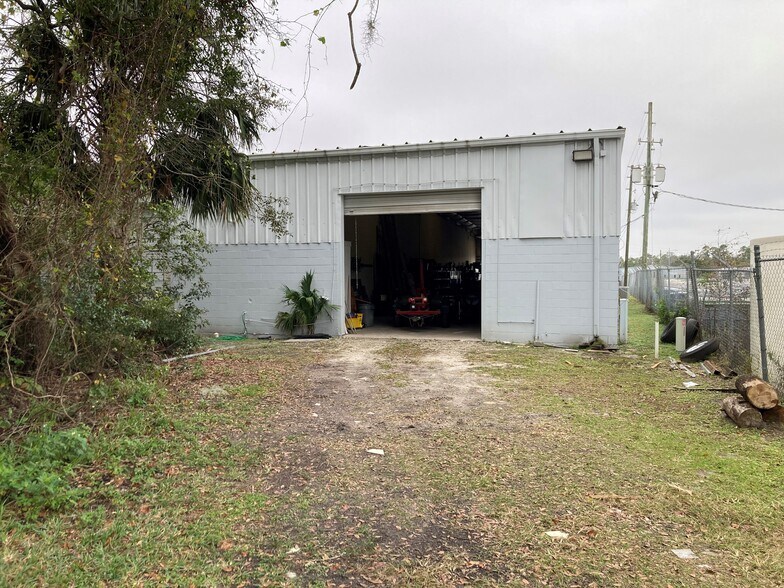 More Photos Of 600-650 Poyner Dr, Longwood Warehouse For Lease