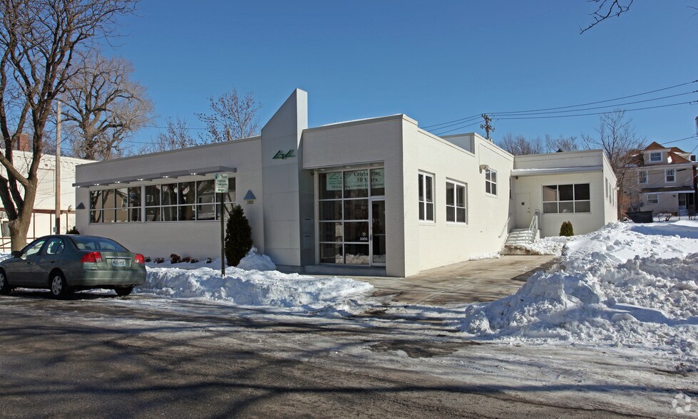 Primary Photo Of 3303 Gillham Rd, Kansas City Office For Lease