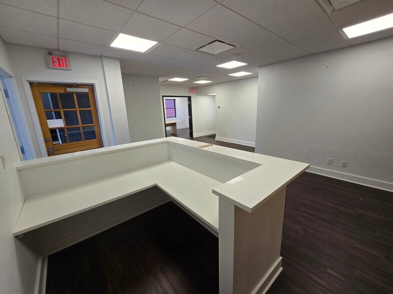More Photos Of 19 Orchard St, Manhasset Office For Lease