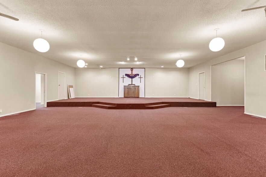 More Photos Of 215 S Bixby St, Coweta Religious Facility For Sale