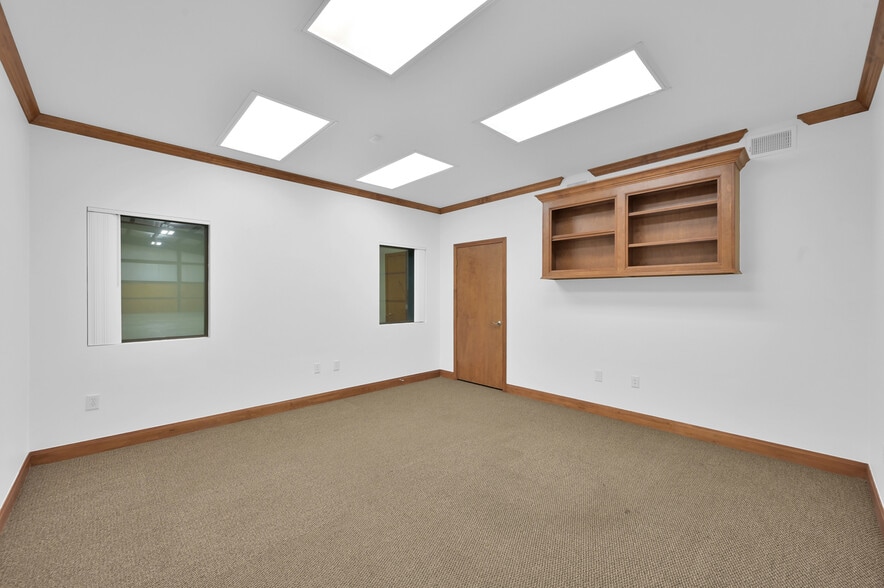 More Photos Of 11322 Neeshaw Dr, Houston Warehouse For Lease