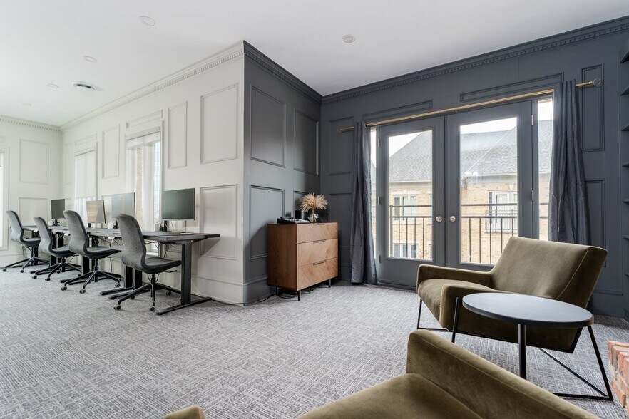 More Photos Of 410-420 N Service Rd E, Oakville Office For Sale