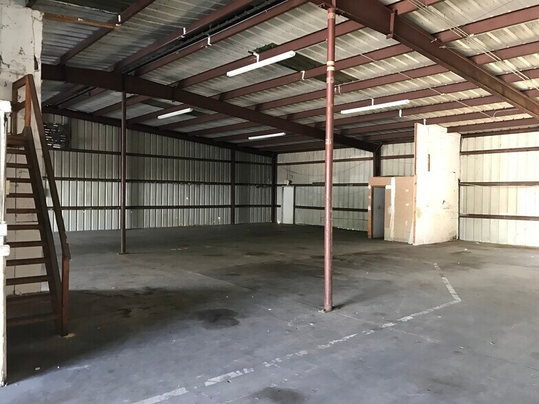 More Photos Of 8945 N. Fk. Drive, North Fort Myers Distribution For Lease