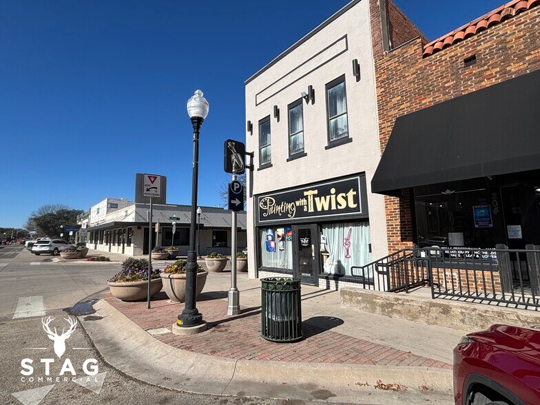 More Photos Of 208 W Oak St, Denton Storefront For Lease