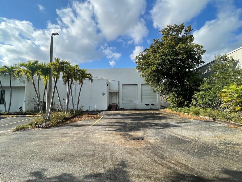 More Photos Of 1730 W 38th Pl, Hialeah Manufacturing For Lease