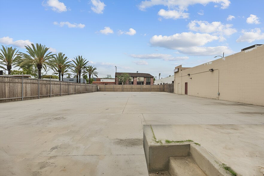 More Photos Of 4204 W Burbank Blvd, Burbank General Retail For Sale