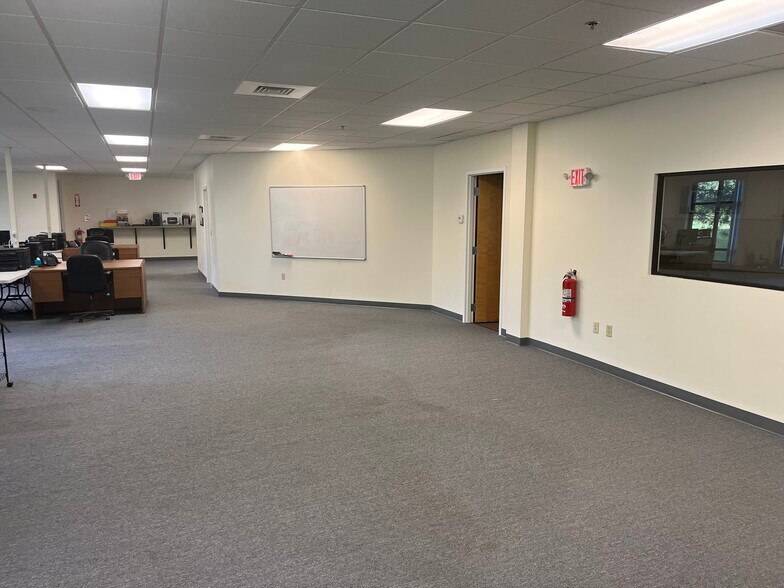 More Photos Of 51 Webb Pl, Dover Office For Sale