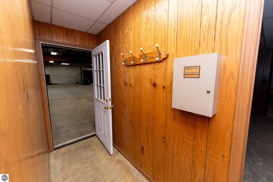 More Photos Of 910 Industrial Dr, Mount Pleasant Warehouse For Sale