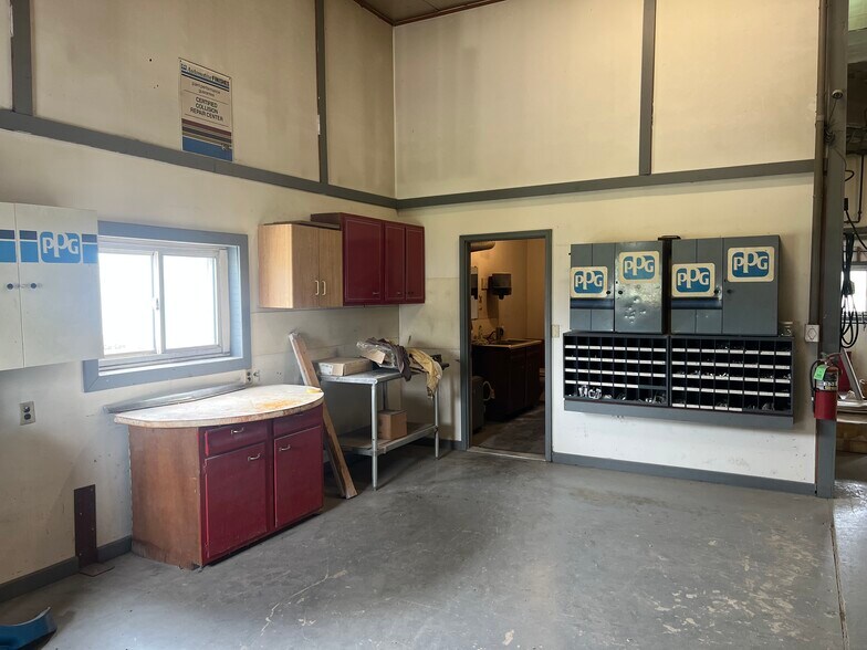 More Photos Of 202 N. Sixth St, Altamont Industrial For Sale