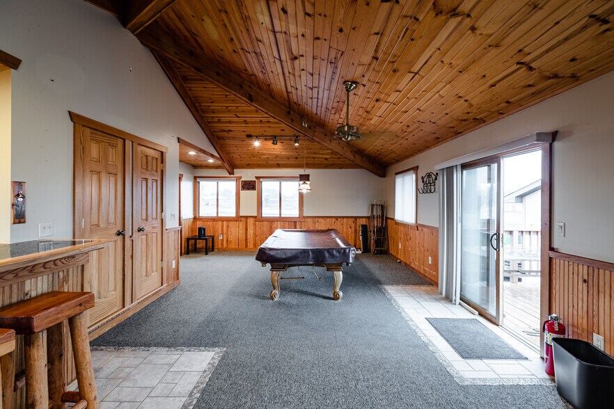 More Photos Of 1613 Chase St, La Crosse Showroom For Sale