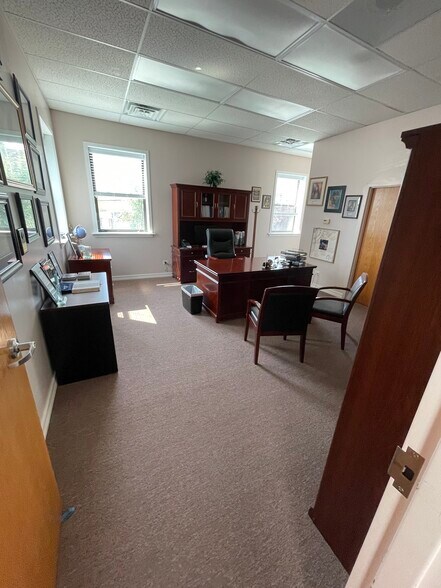 More Photos Of 3305 W Division St, Chicago Office For Lease