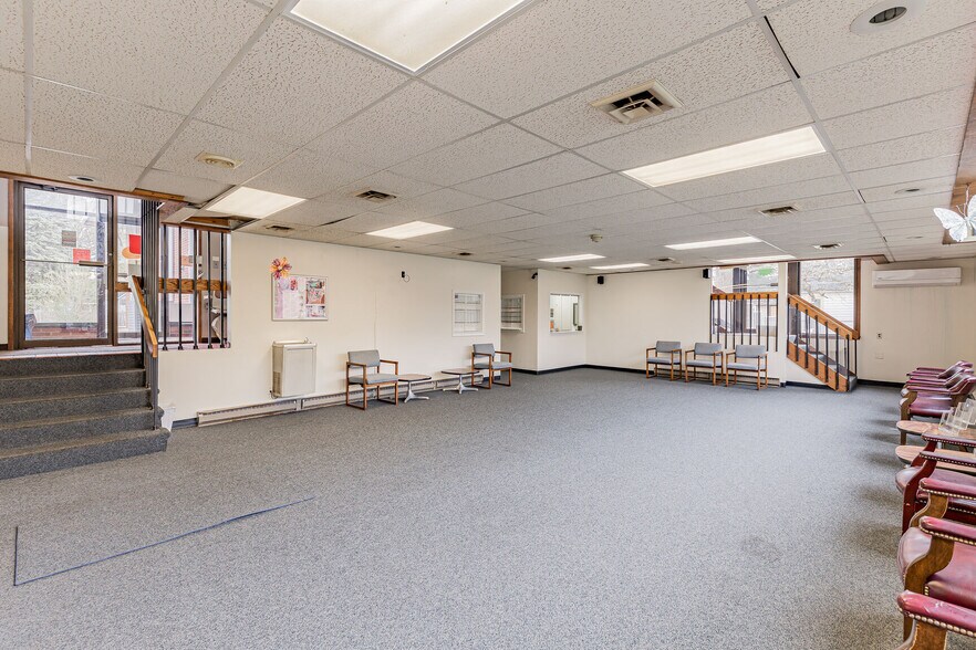 More Photos Of 701 W Fairchild St, Danville Medical For Lease