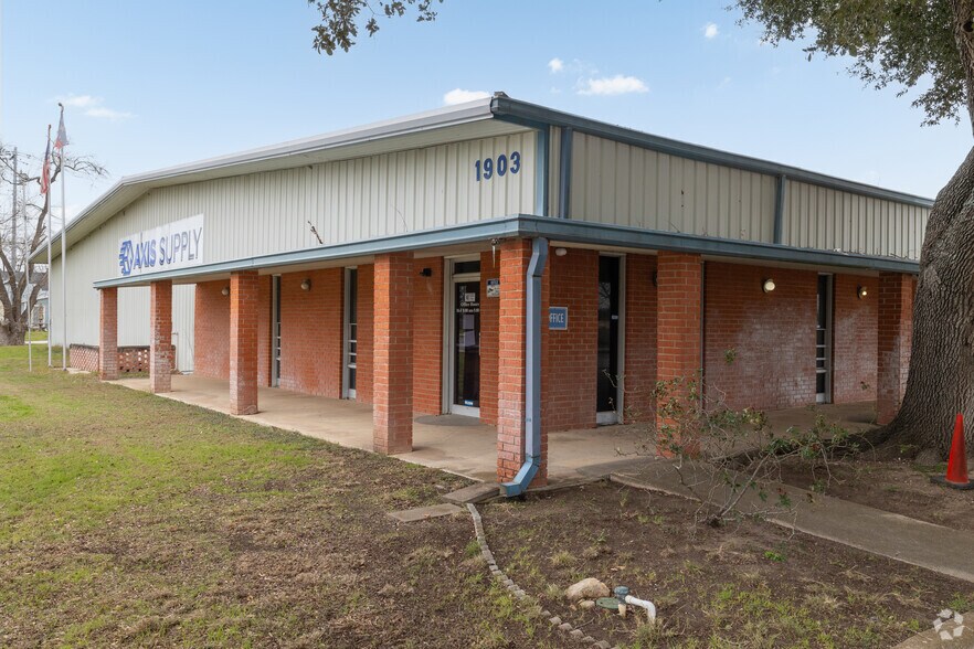 More Photos Of 1903 N Austin St, Seguin Manufacturing For Lease