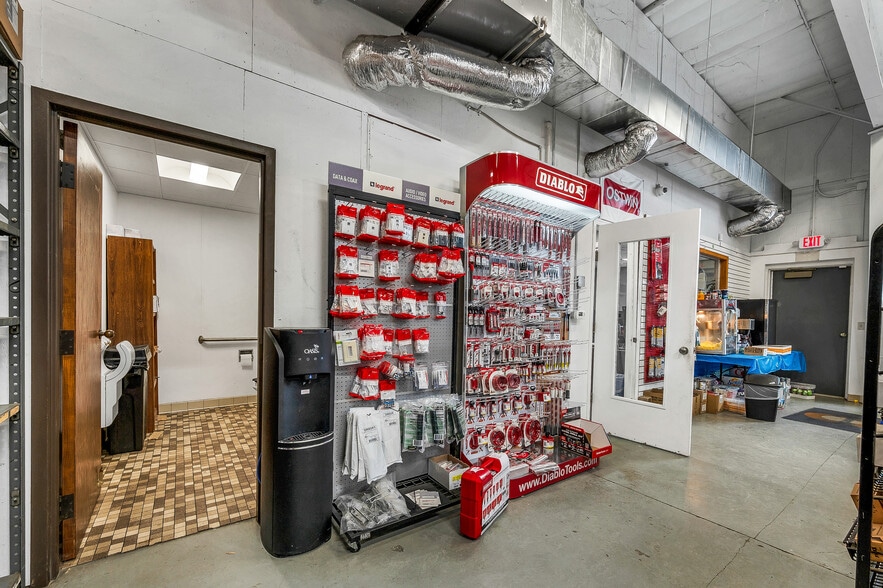 More Photos Of 3180 Coronet Way, Green Bay Manufacturing For Lease