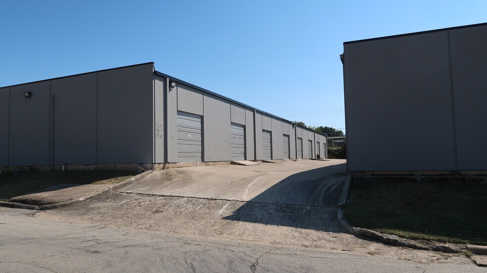 More Photos Of 1510 Randolph St, Carrollton Light Manufacturing For Lease