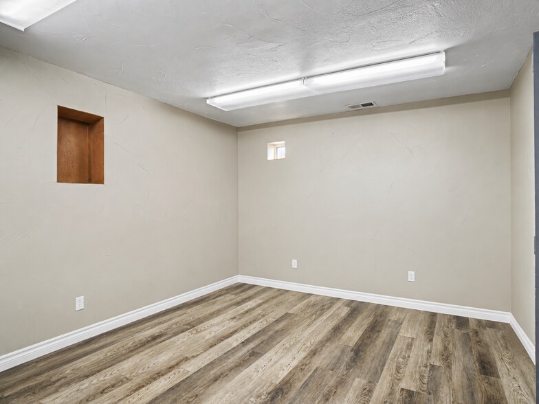 More Photos Of 400 N Macarthur Blvd, Oklahoma City Warehouse For Sale
