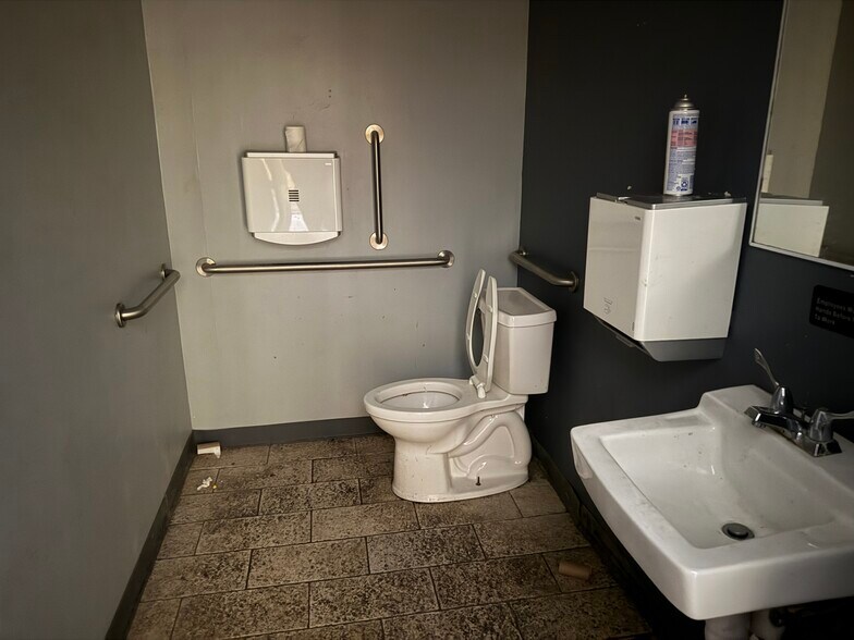 More Photos Of 1570 S High St, Columbus Storefront Retail Residential For Sale