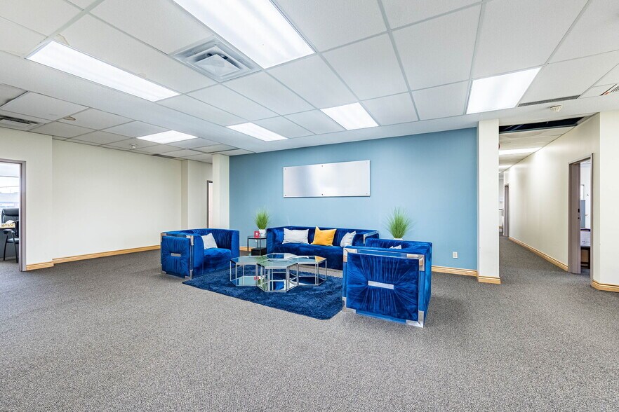 More Photos Of 220 Advance Blvd, Brampton Office For Sale