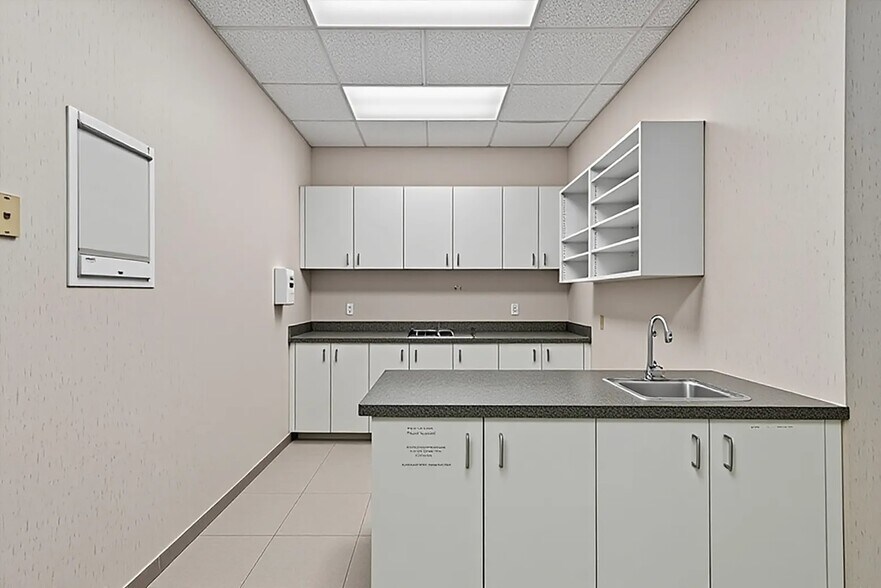 More Photos Of 24-26 Liberty Square Mall, Stony Point Office For Sale