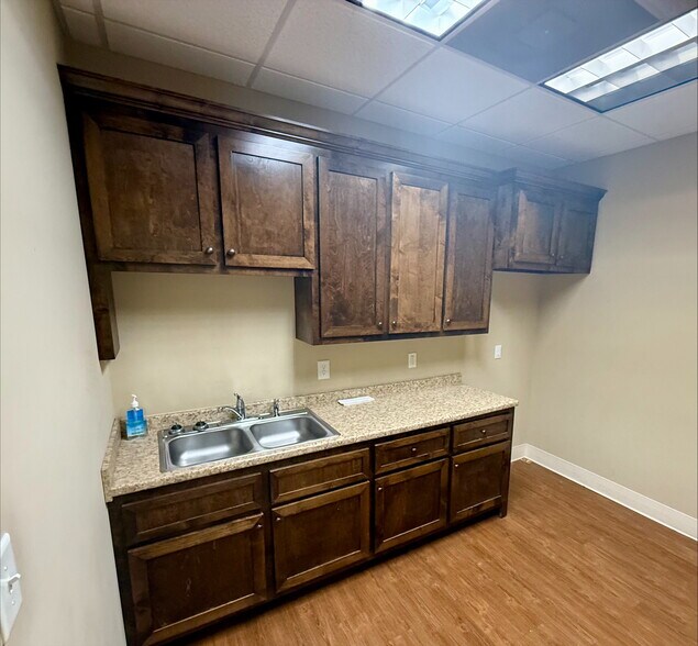 More Photos Of 2000 Northside Crossing, Macon-Bibb Office For Sale