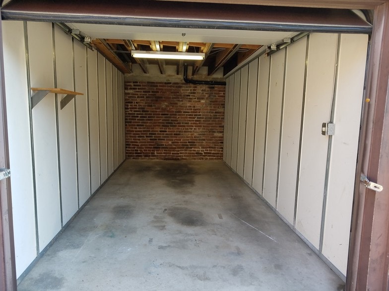 More Photos Of 2808 S 10th St, Philadelphia Self Storage For Lease