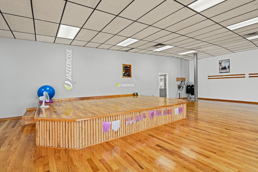 More Photos Of 2095 Kerper Blvd, Dubuque General Retail For Lease