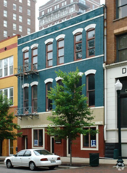 More Photos Of 103 S Court Sq, Memphis Storefront Retail Office For Sale