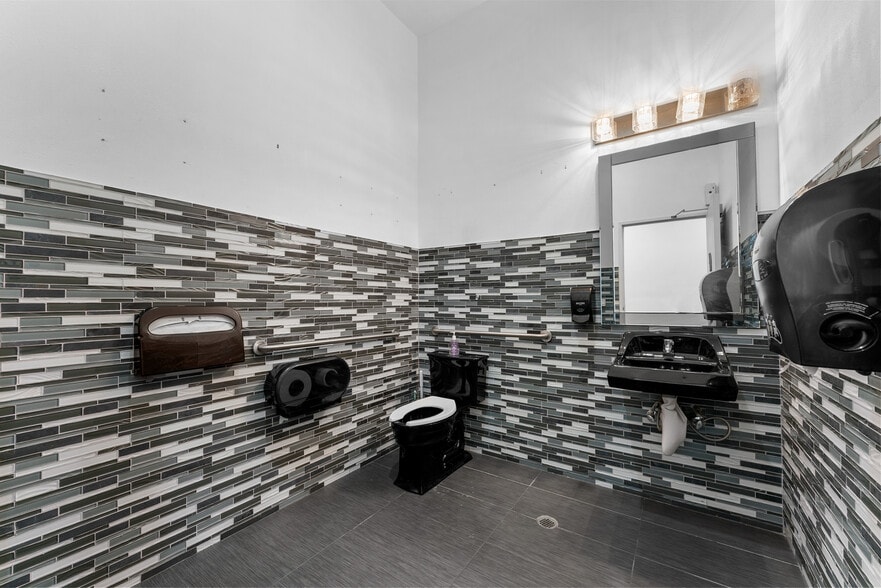 More Photos Of 5142 Lankershim Blvd, North Hollywood Storefront For Sale