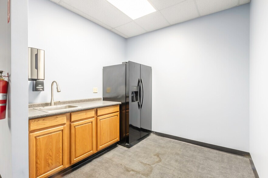 More Photos Of 2840 Mitthoeffer Pl, Indianapolis Warehouse For Sale