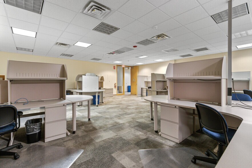 More Photos Of 1088 Springhurst Dr, Green Bay Office For Lease