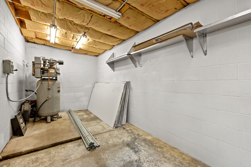 More Photos Of 4550 S Broadway, Englewood Showroom For Sale
