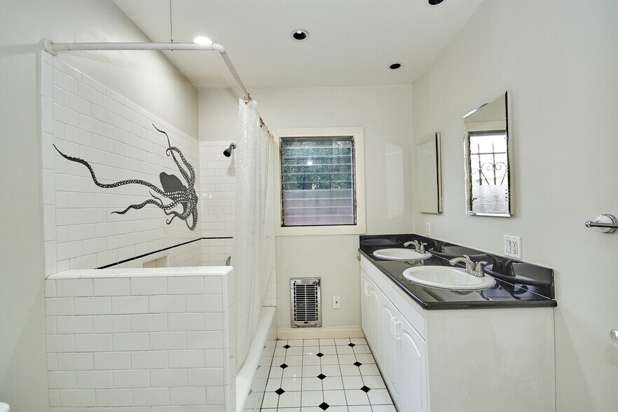 More Photos Of 6669 De Longpre Ave, Los Angeles Apartments For Sale