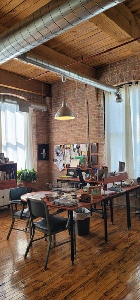 More Photos Of 1100 W Cermak Rd, Chicago Light Distribution For Lease