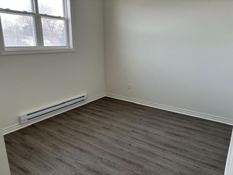 More Photos Of 335 Wellington St, Port Colborne Storefront For Sale