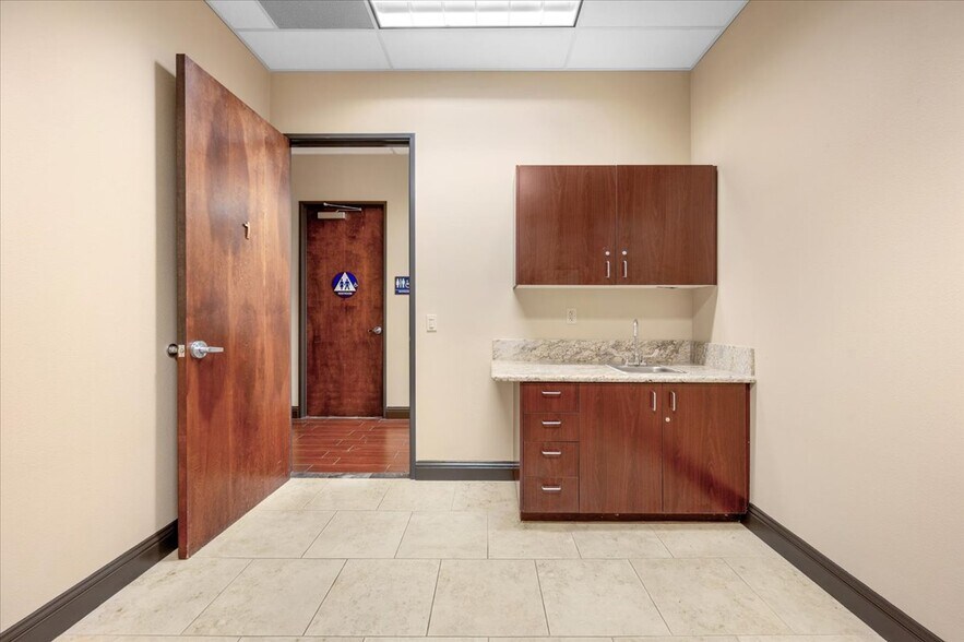 More Photos Of 7206 N Milburn Ave, Fresno Medical For Lease