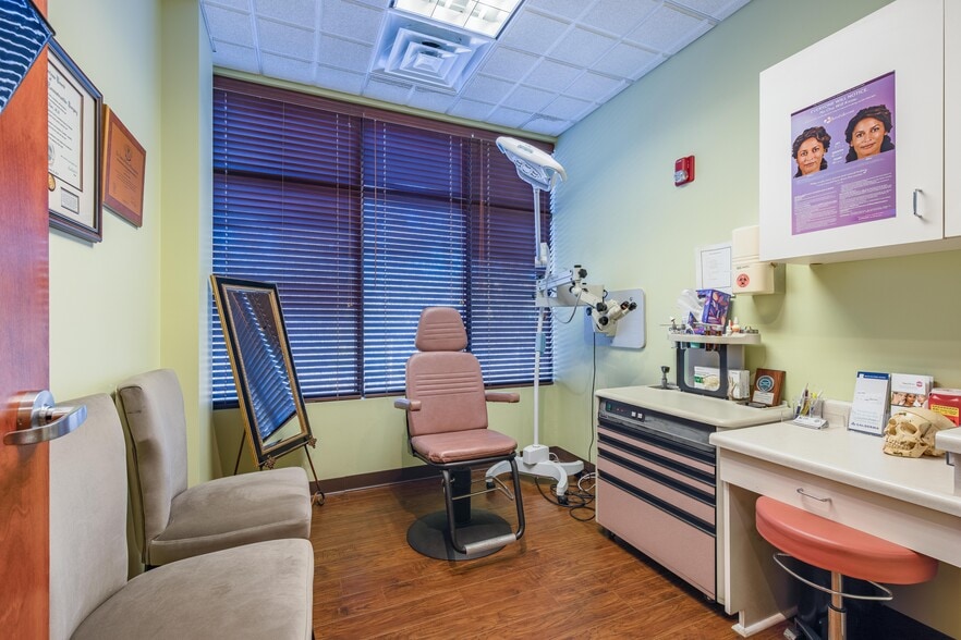 More Photos Of 3042 Oakcliff Rd, Doraville Medical For Sale