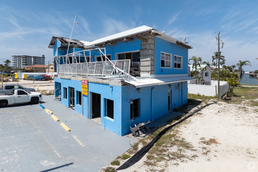 More Photos Of 1901 Estero Blvd, Fort Myers Restaurant For Sale