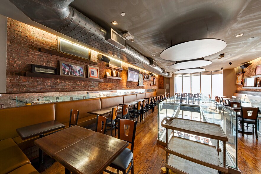 More Photos Of 211 W 34th St, New York Storefront For Sale