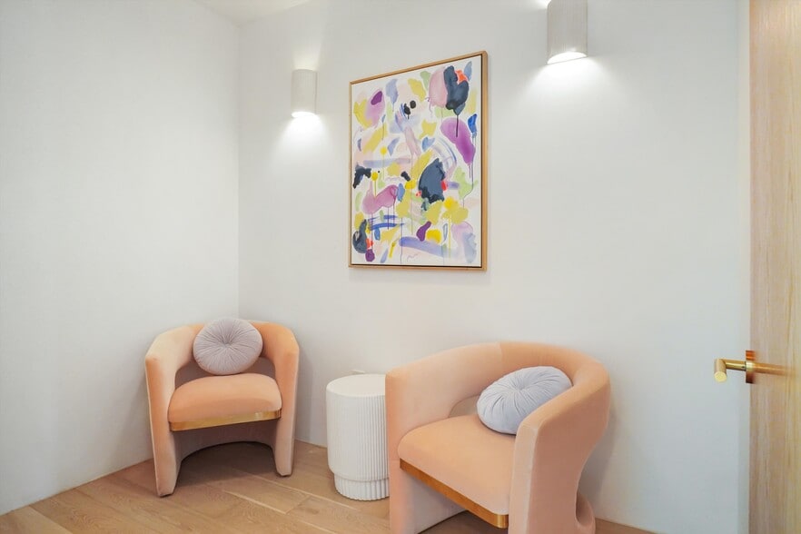 More Photos Of 409 N Oak St, Roanoke Storefront Retail Office For Lease