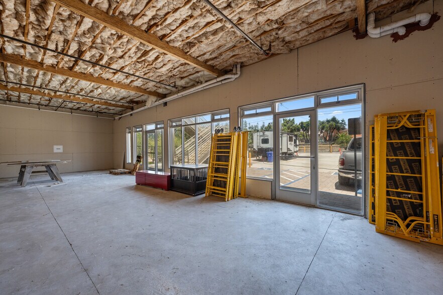 More Photos Of 165 W San Ysidro Blvd, San Ysidro General Retail For Lease