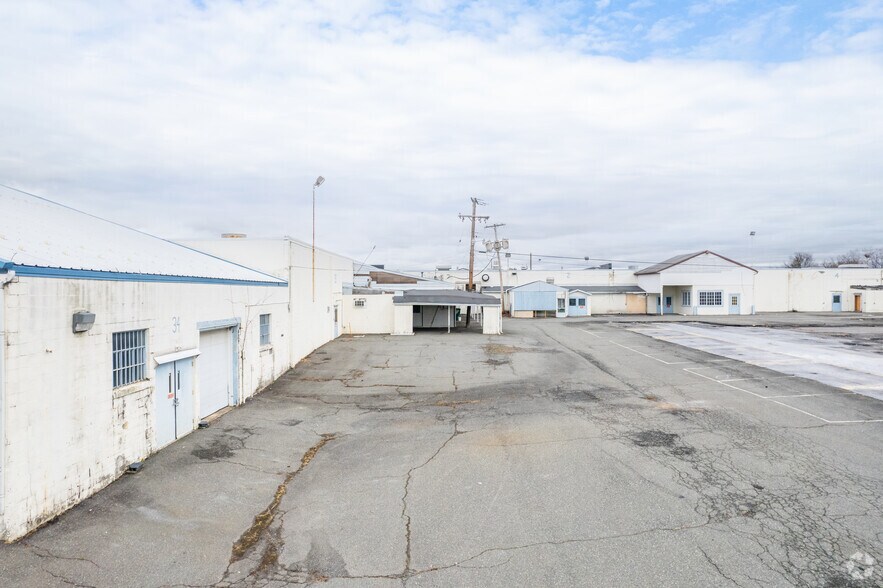 More Photos Of 1100 E Philadelphia Ave, Gilbertsville Warehouse For Lease