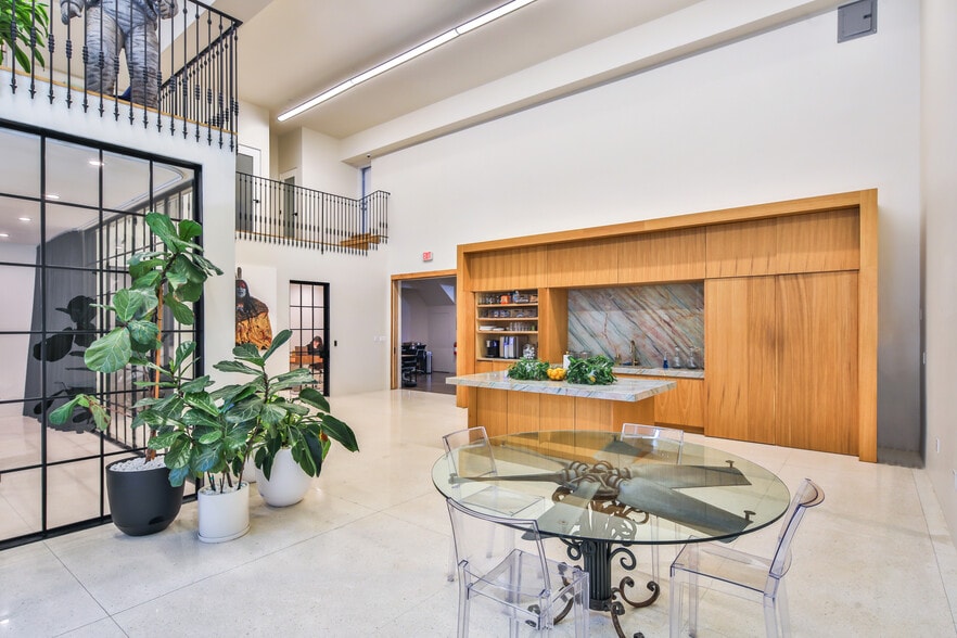 More Photos Of 7207 Melrose Ave, Los Angeles Storefront Retail Office For Lease