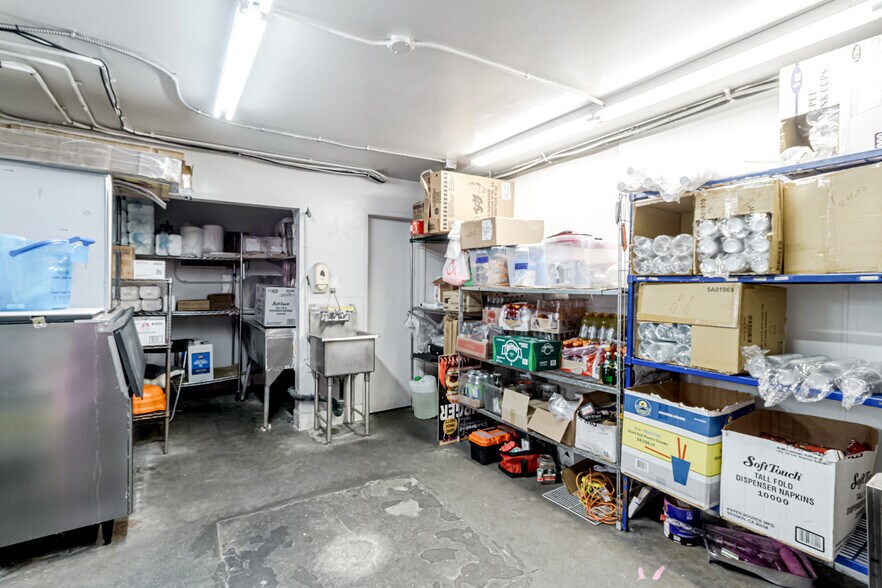 More Photos Of 2011 Ocean Front Walk, Venice Restaurant For Sale