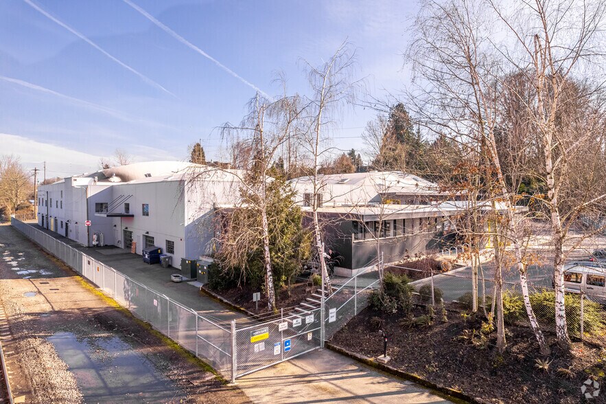 More Photos Of 100 NE Farragut St, Portland Light Manufacturing For Lease